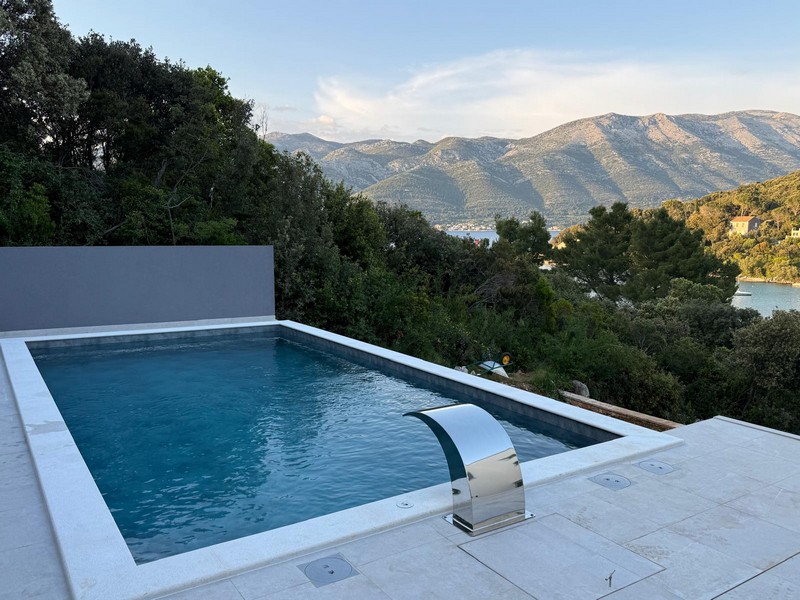 Infinity swimming pool of Villa H3727 on Korcula, Dalmatia.