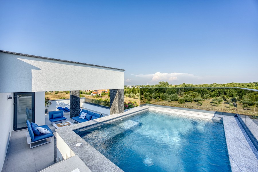 Roof terrace with private swimming pool for sale in the Nin region.