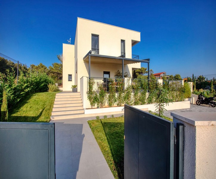 Modern villa with well-kept entrance area and garden