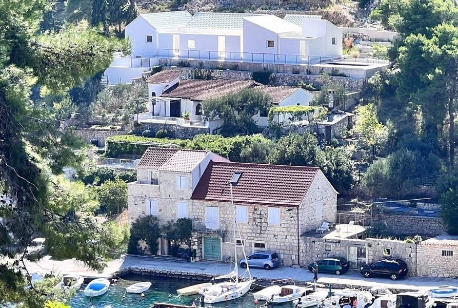 White villa right by the sea in Croatia - Panorama Scouting H3740.