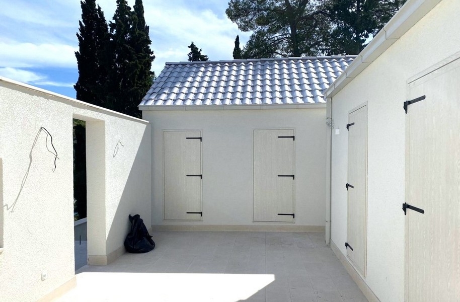 Courtyard with white walls and tiled roof