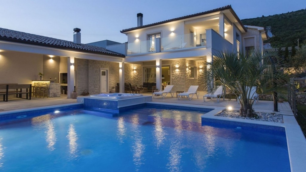Buy a villa with pool in Croatia - H3743.