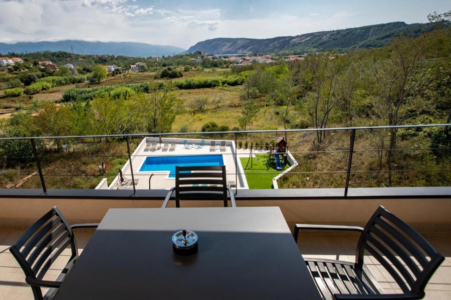 View of the pool and the surrounding area of ​​Villa H3768