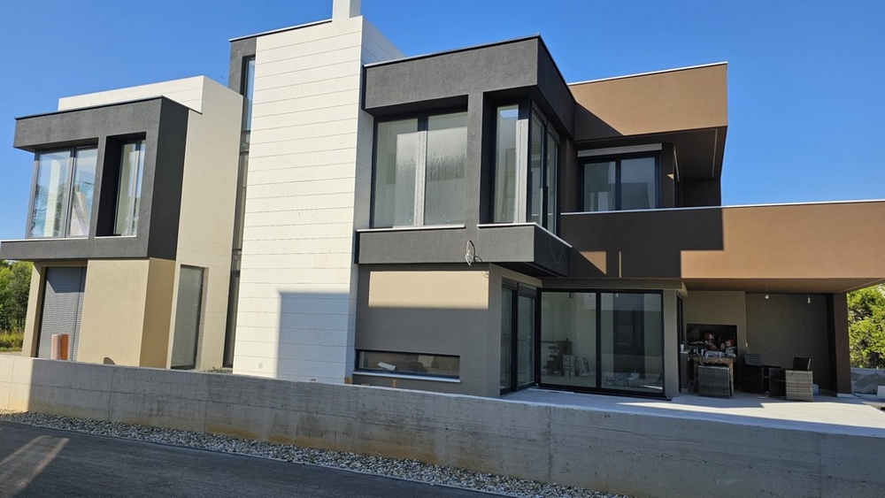 Side view of the modern villa H3778 with entrance in Privlaka.