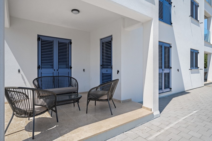 Covered terrace with seating