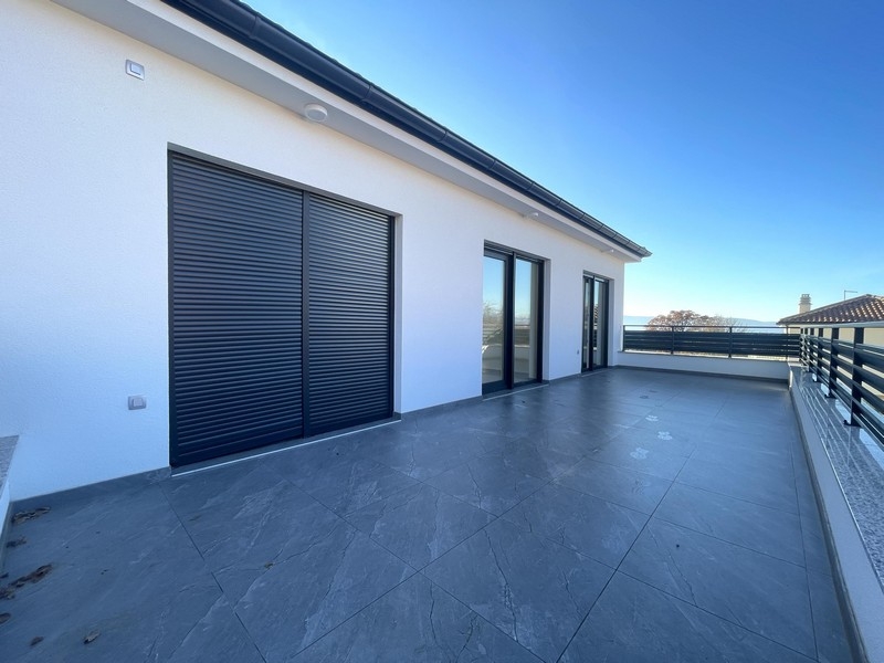 Roof terrace with sea views and modern facade