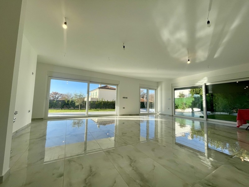 Open living space with access to the garden