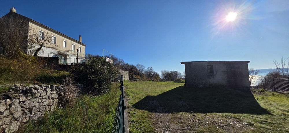 Property with outbuildings and open space in a quiet location