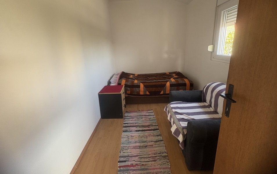 Bedroom with single bed