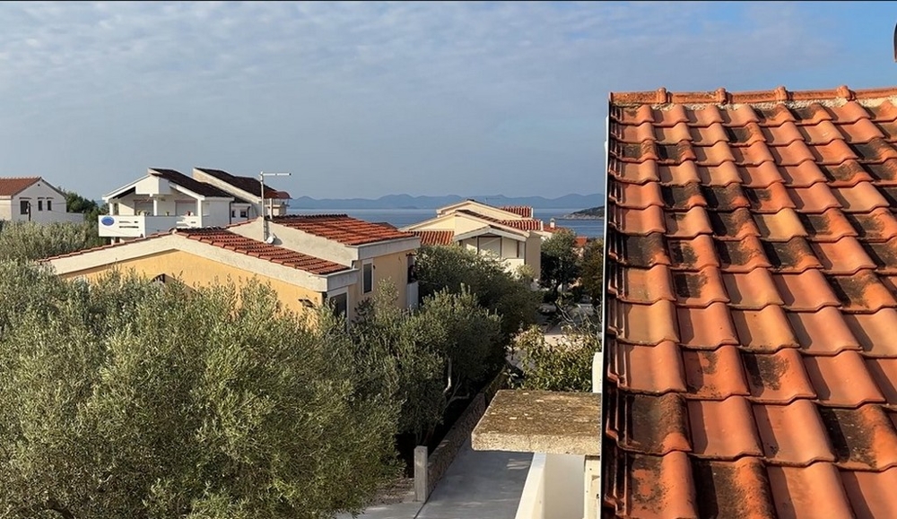 Sea views over neighborhood roofs