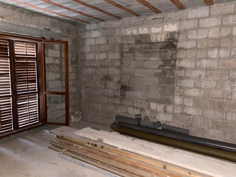 Shell room with stone walls and shutters