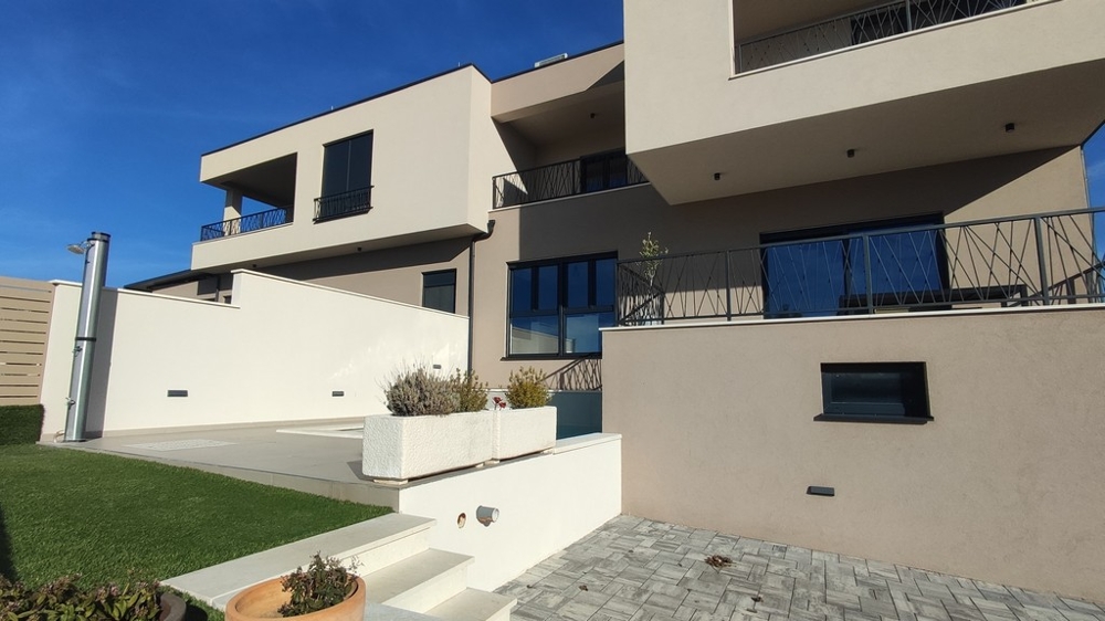 The property has a garden.