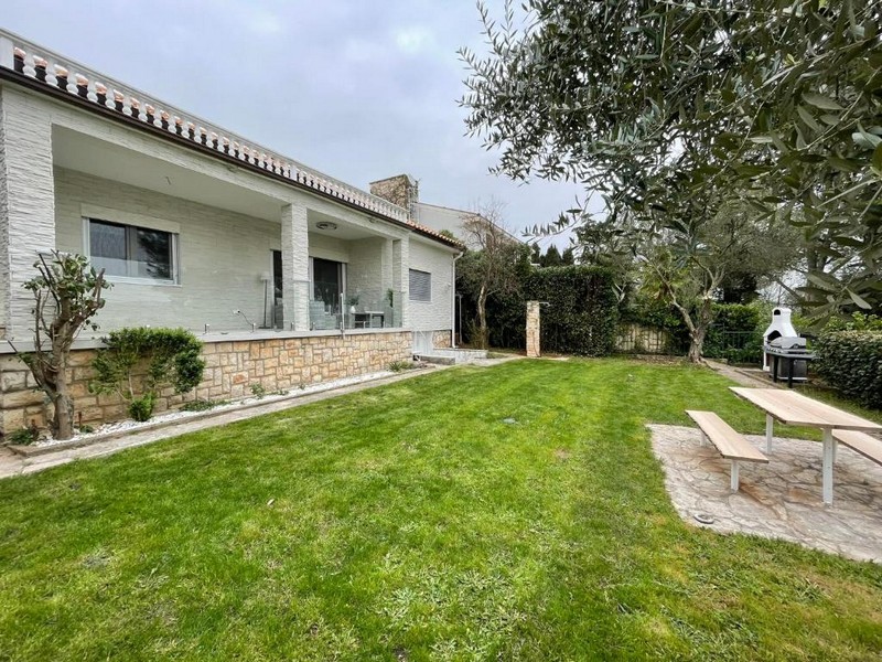 Well-kept garden with terrace
