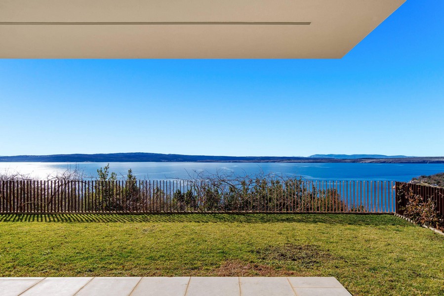 Garden with uninterrupted views of the Adriatic Sea