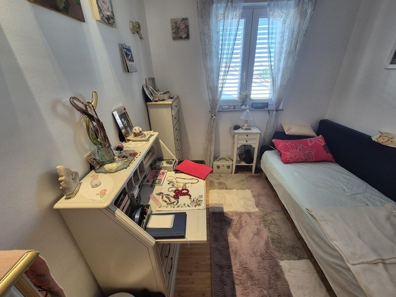 Room with bed of unit H3805