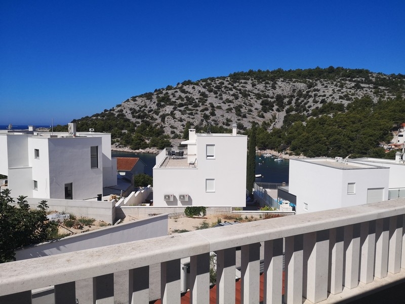 Sea view between the houses - property H3805 in Croatia