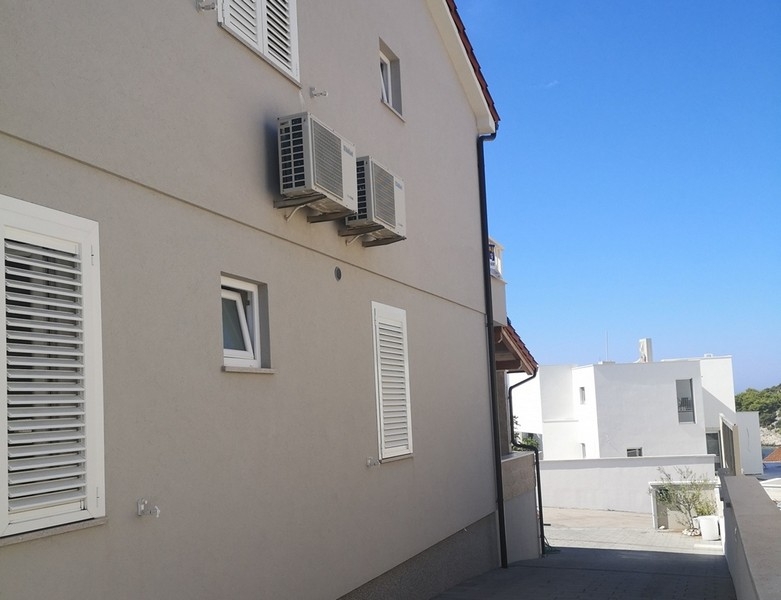 Side view of house H3805 near Rogoznica