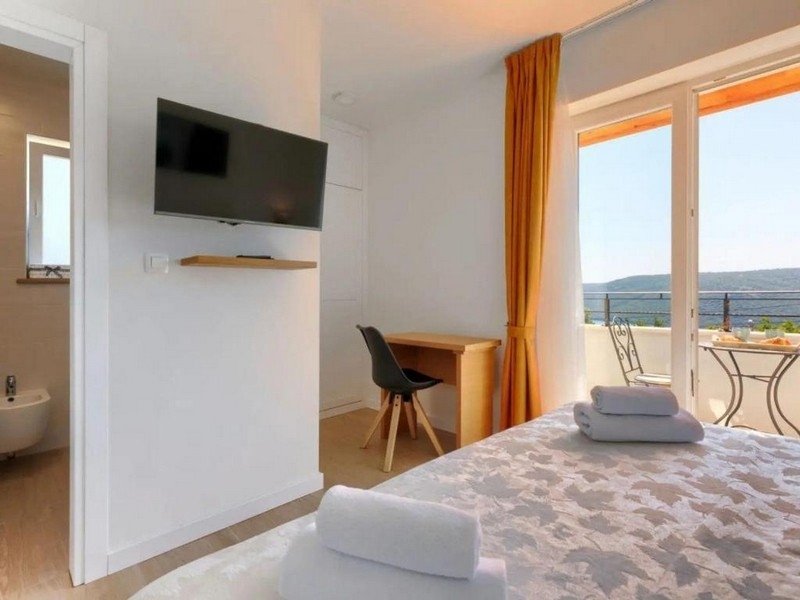 Bedroom with balcony access and sea view