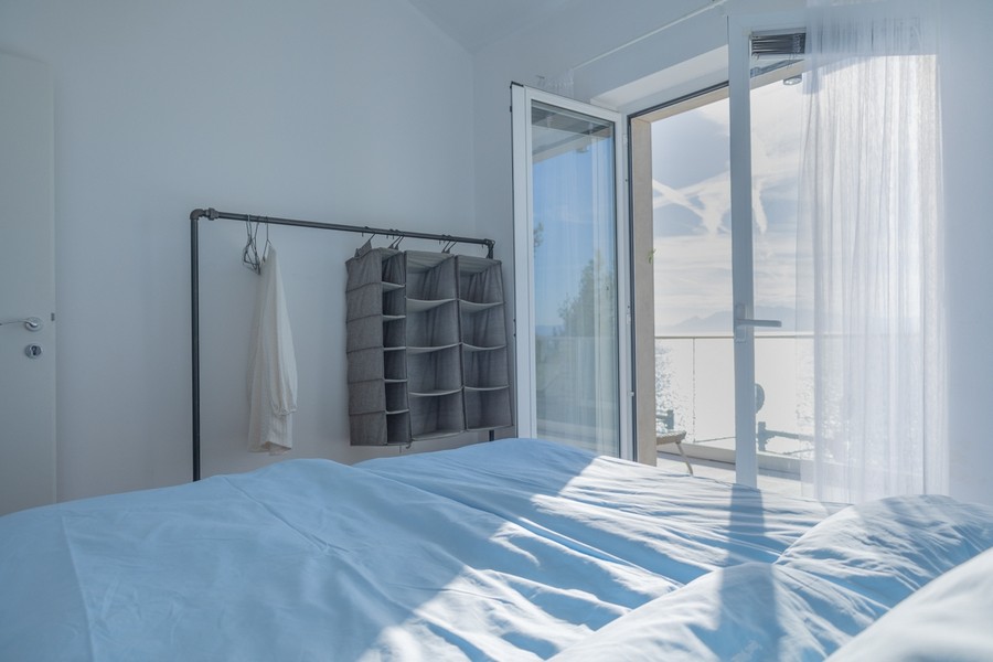 Bedroom with balcony access and sea view