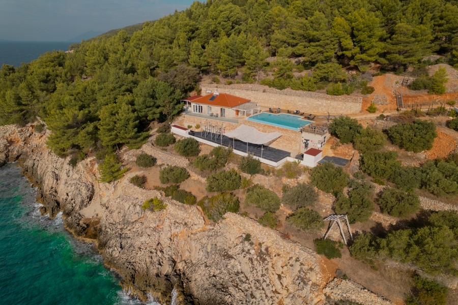 Buy a house with a pool in the 1st row to the sea in Croatia.