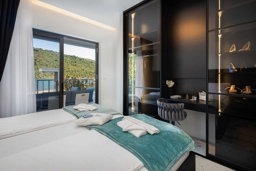 Bedroom with sea view and access to the balcony