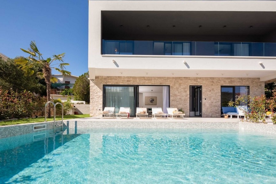 Luxury property H3810 with pool by the sea in Croatia.