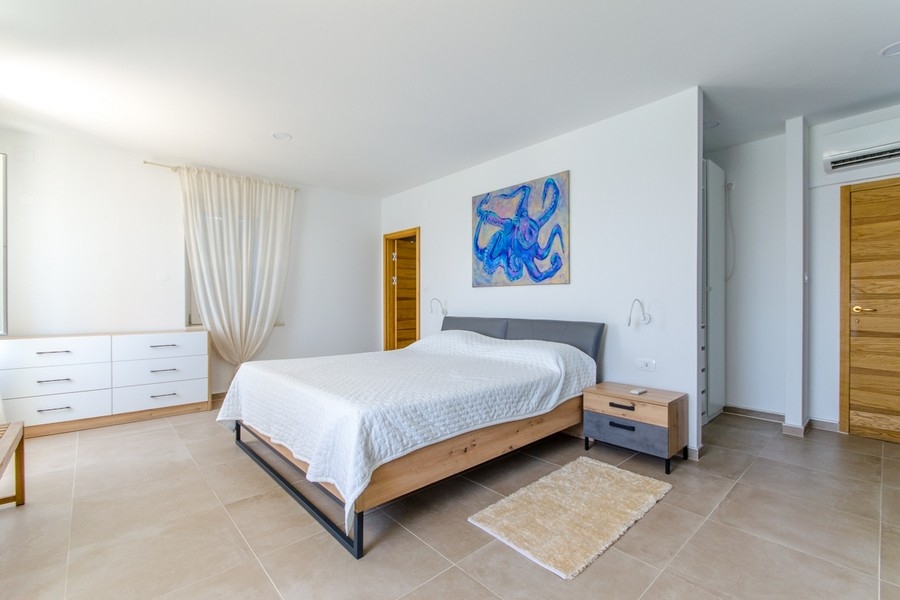 Bedroom with double bed and chest of drawers