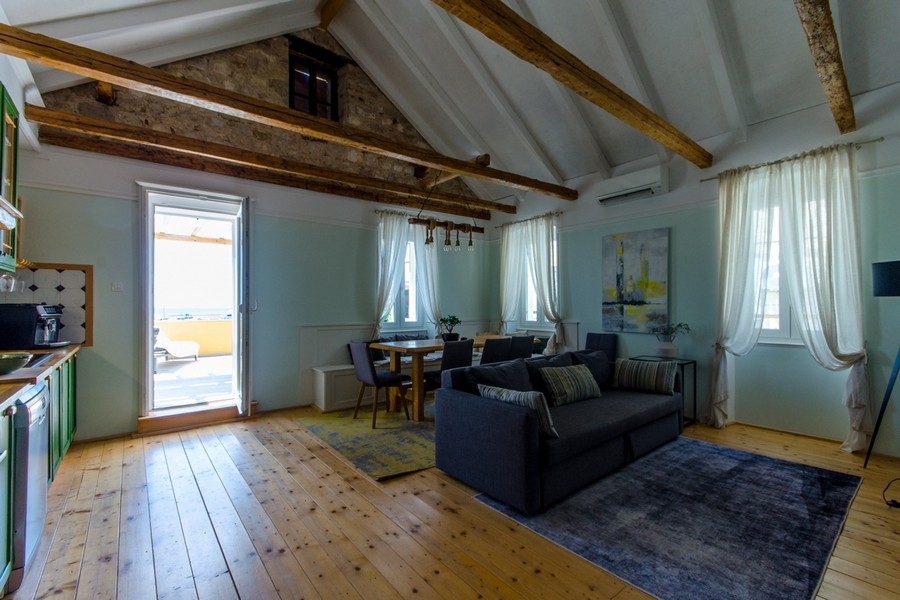 Bright living room with access to the terrace