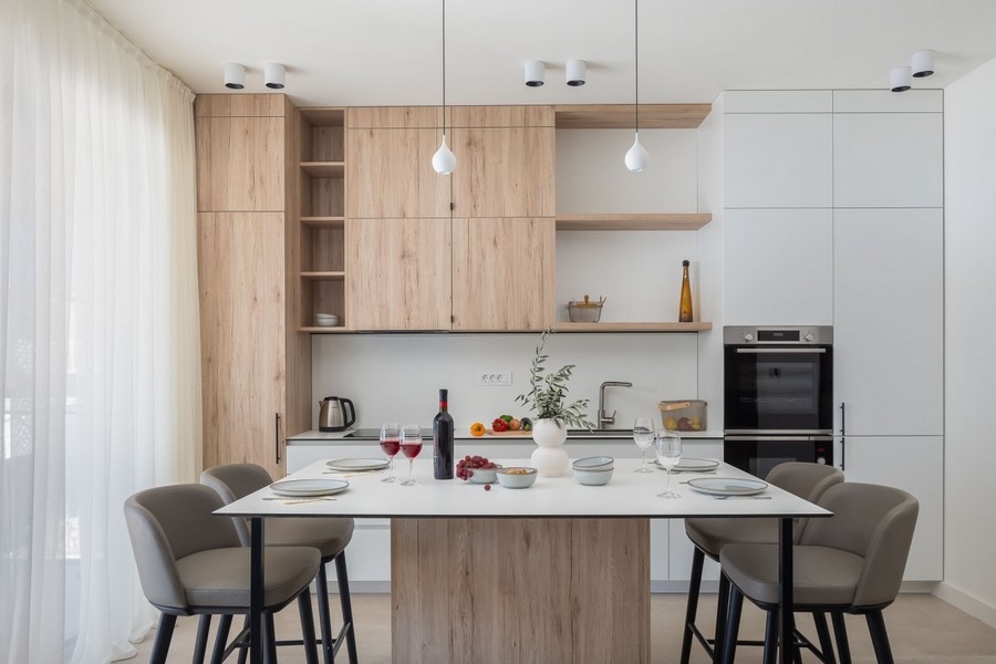 Modern fitted kitchen with cooking island and wooden details
