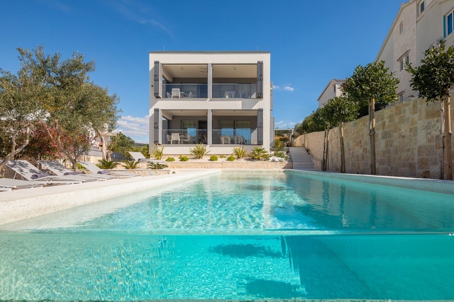 Modern villa in the first row to the sea with swimming pool - property H3812