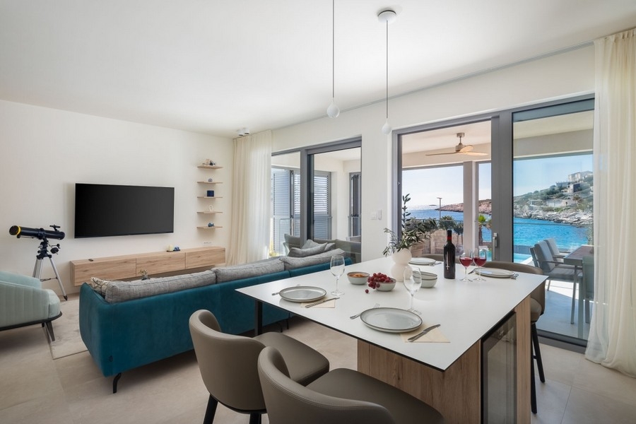 Living room with sea views and access to the terrace