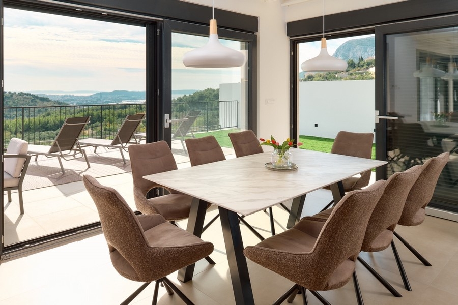 Dining area with large table and direct access to the terrace