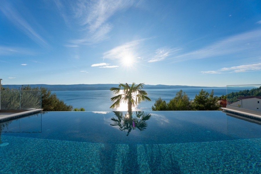Infinity pool of the luxury villa H3814 near Omis in Croatia - Panorama Scouting.
