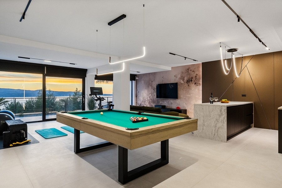 Leisure area with pool table and sea views