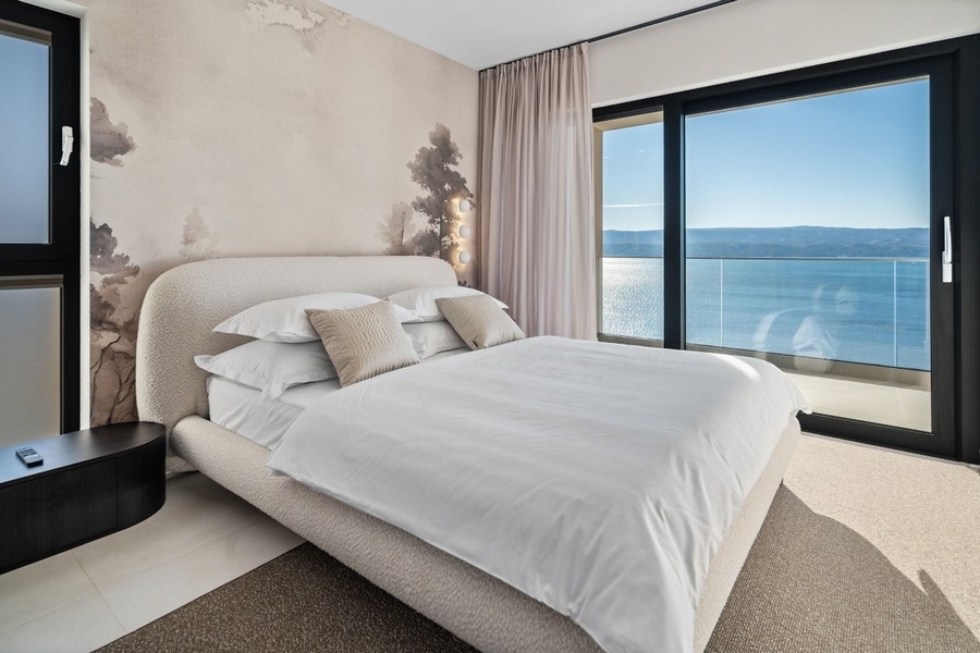 Bedroom with balcony and direct sea view