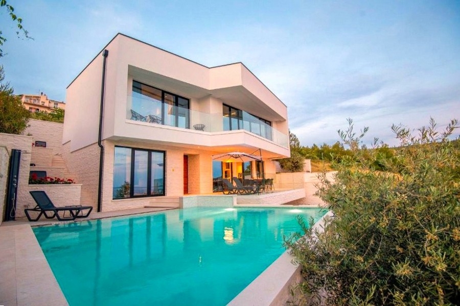 Villa in Primosten for sale - real estate agent is Panorama Scouting.