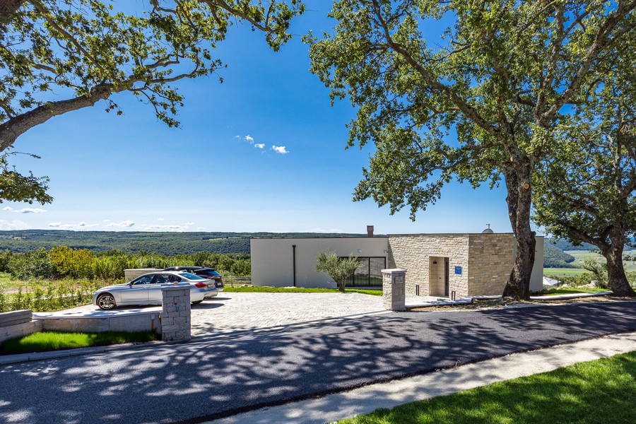 Entrance with parking spaces and natural stone facade in a quiet location