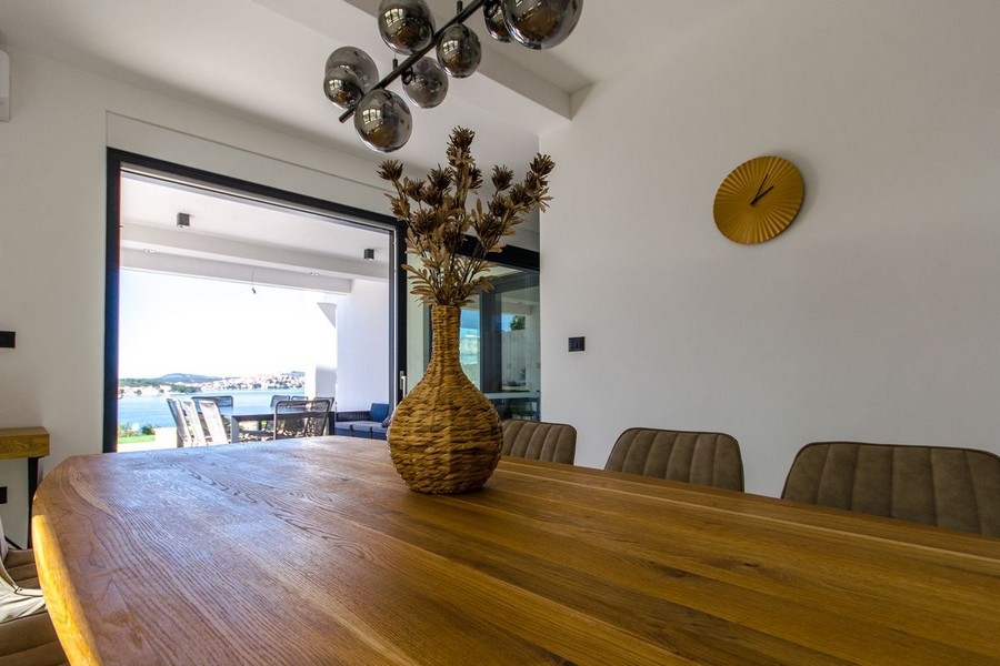 Dining area with sea views and access to the outdoor area