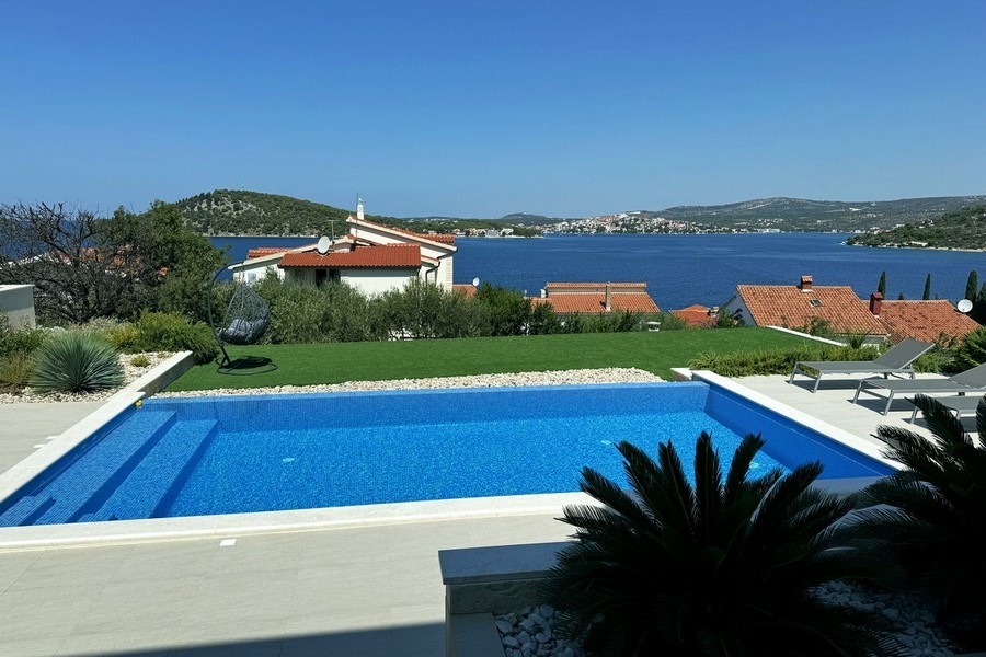 Pool and sea view of villa H3818, which is for sale in Rogoznica.