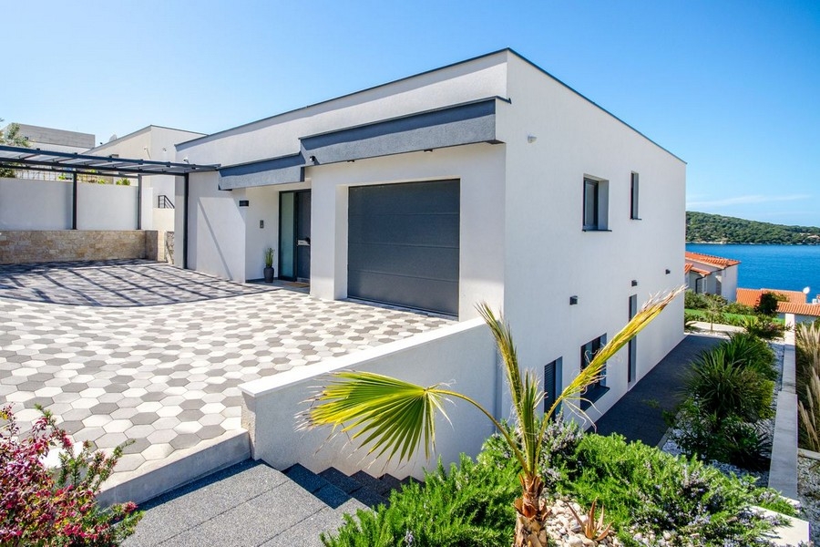 Access with garage at entrance level