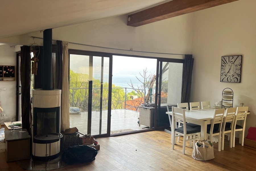 Dining area with direct access to the terrace