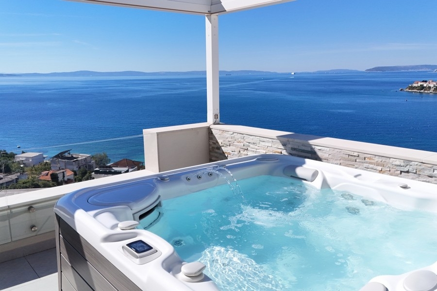 Jacuzzi with panoramic sea views in Podstrana, Split region - Villa H3820