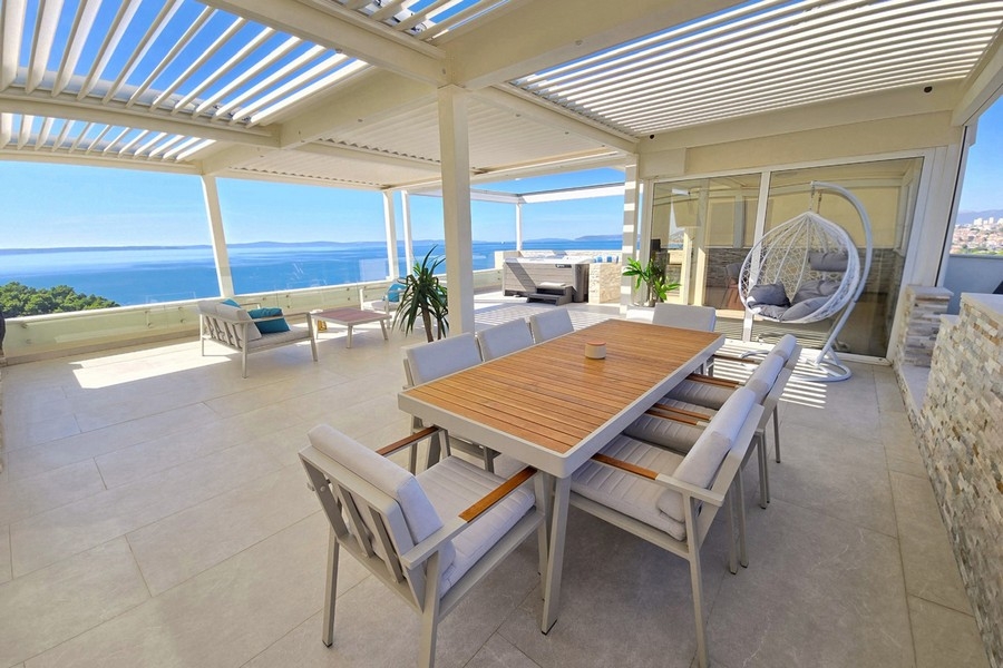 Roof terrace with dining area and sea views in Podstrana