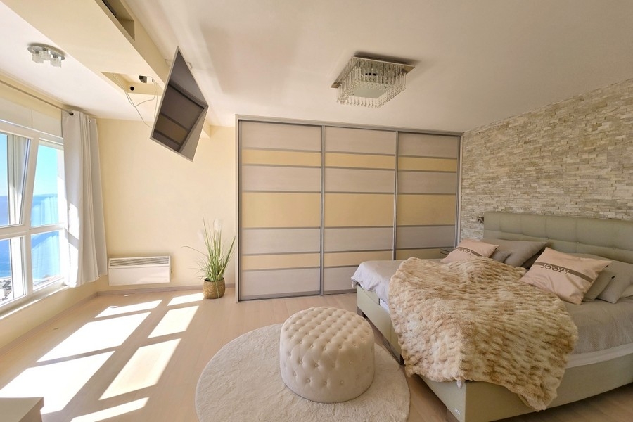 Bedroom with sea views and built-in wardrobe