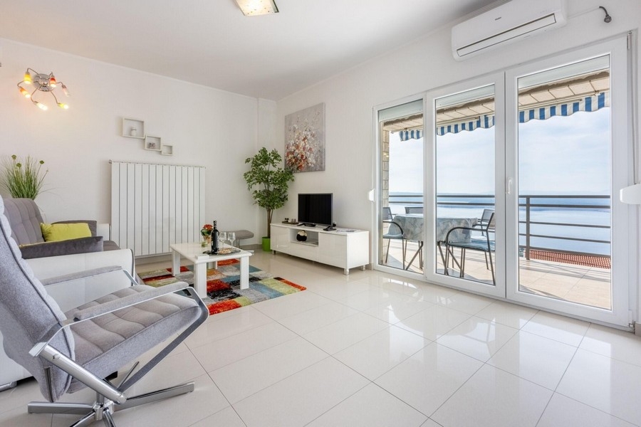 Living room with balcony access and sea view