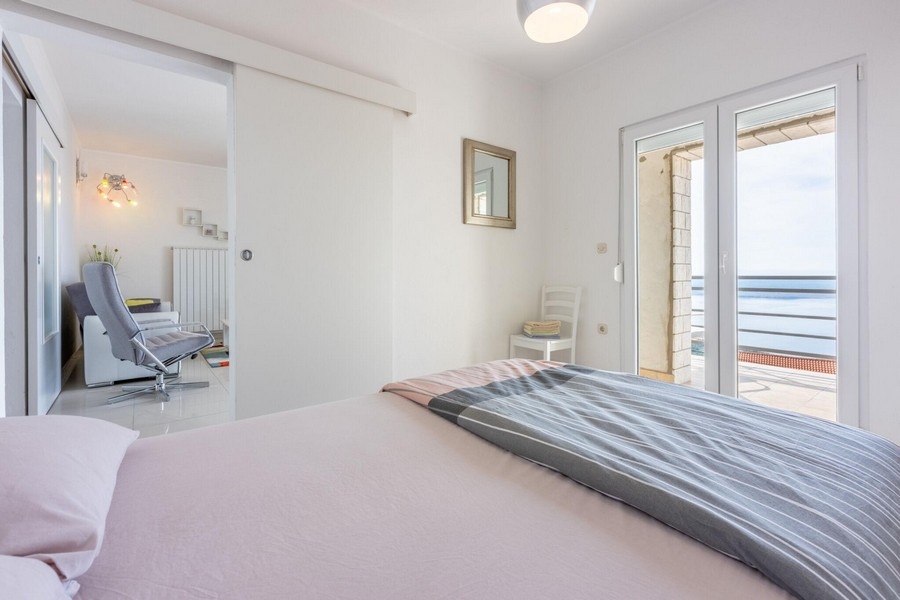 Bedroom with balcony and sea view