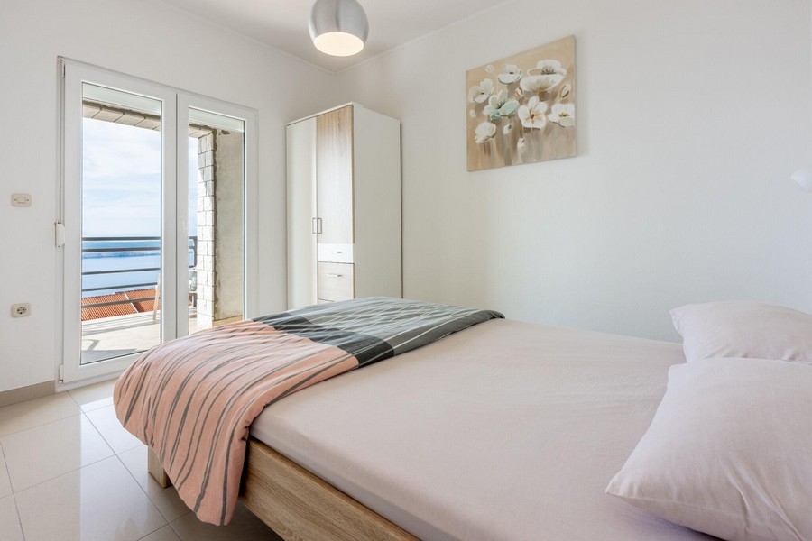 Bedroom with double bed and access to the balcony