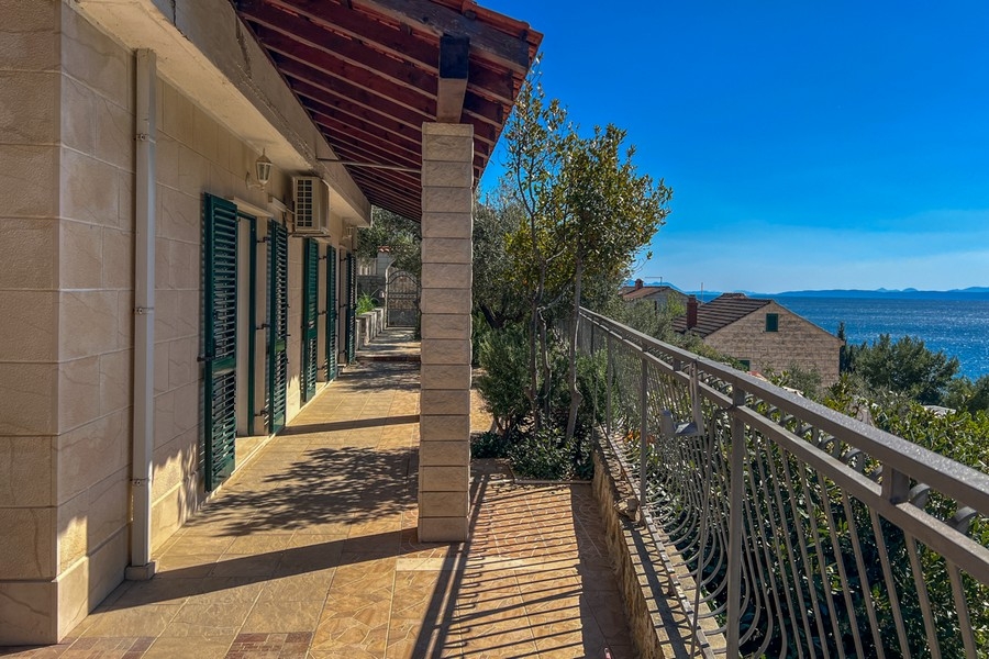 Terrace with sea views along the house