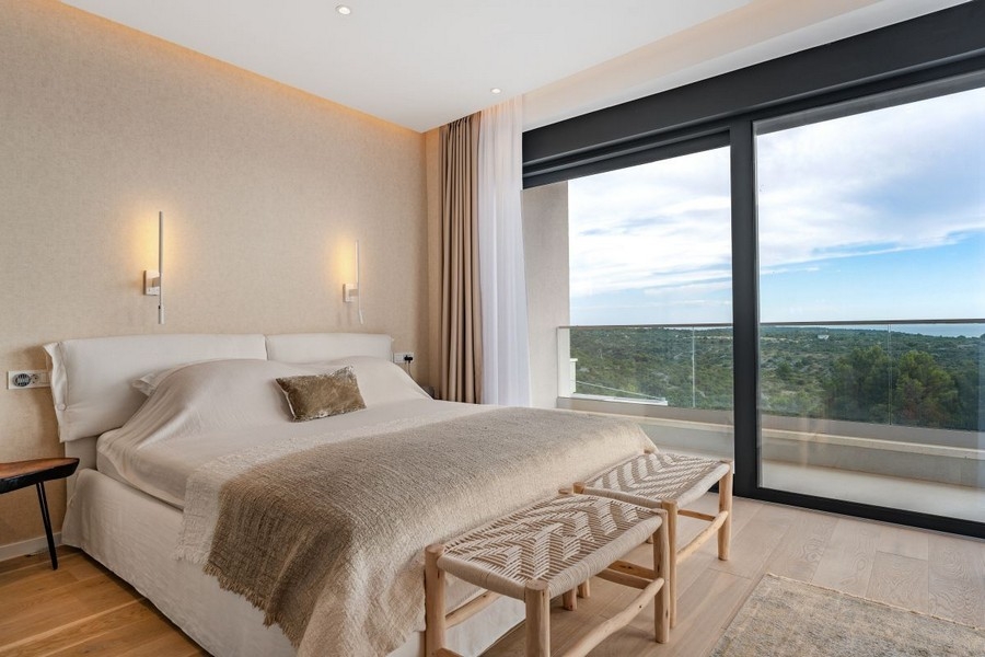 Bedroom with balcony and beautiful views of the countryside and the sea