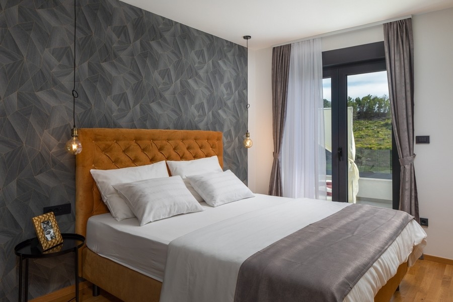 Bedroom with double bed and access to the balcony